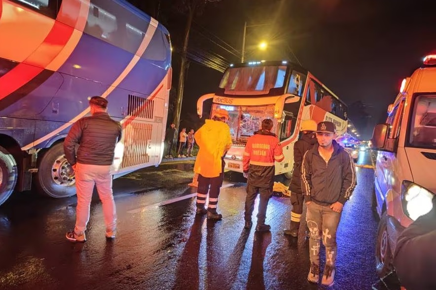 Una de las unidades de la cooperativa de transporte de pasajeros Flota Imbabura se vio involucrada en un accidente de tránsito.