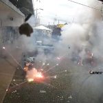 Fuegos artificiales explotan en Chone