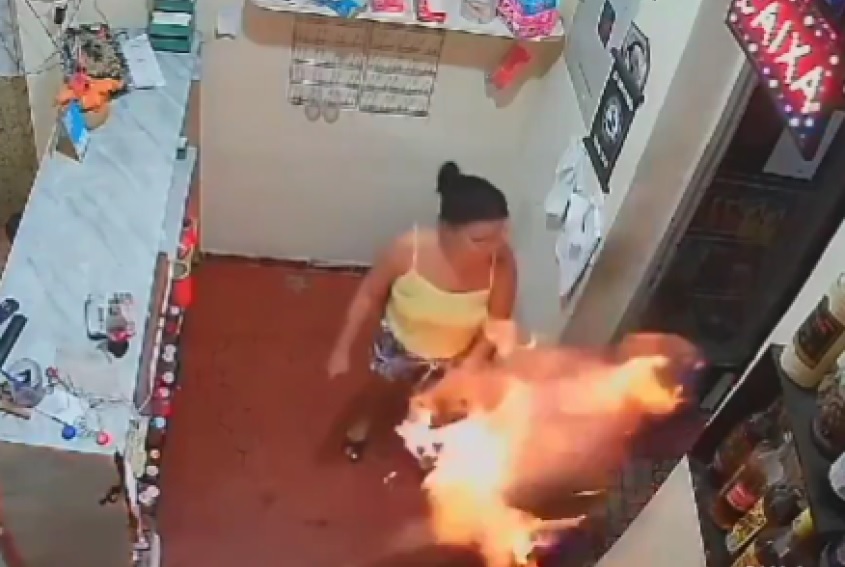 Una mujer, de 45 años, le prendió fuego a su marido, de 50 años, en un establecimiento comercial en Río de Janeiro, Brasil.