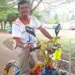 El hombre "más navideño" de Manabí viaja en bicicleta