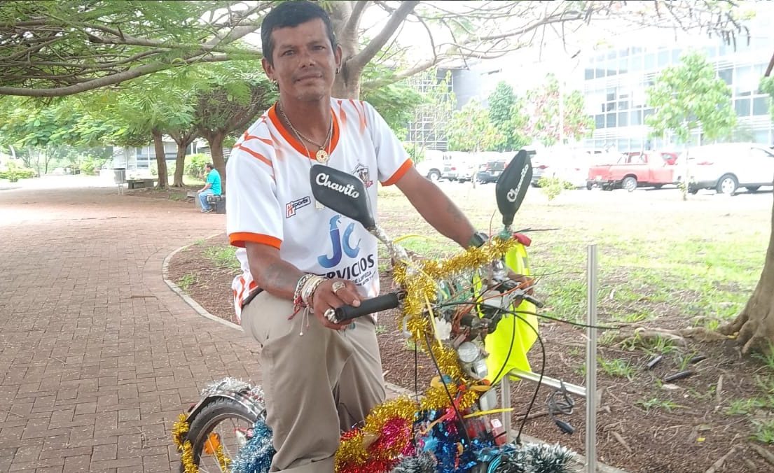 El hombre "más navideño" de Manabí viaja en bicicleta