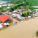 Más de 400 damnificados dejó el desbordamiento de varios ríos y riachuelos en el cantón Muisne, en Esmeraldas.