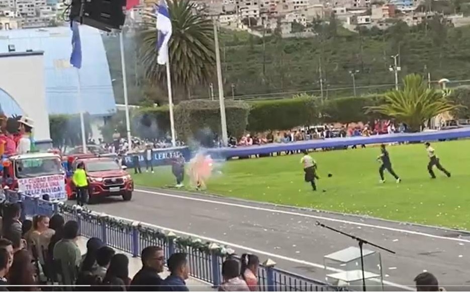 Un cadete de Policía terminó envuelto en llamas durante una celebración de Navidad en el norte de Quito.