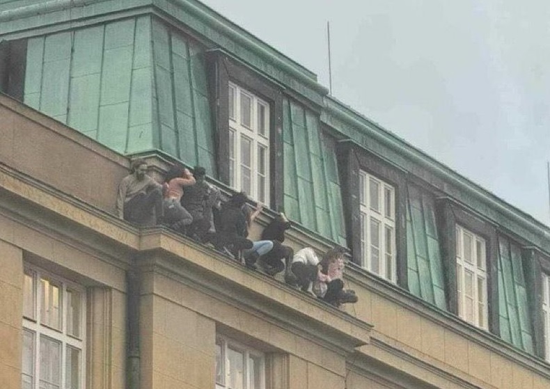 Un tiroteo dentro de la Universidad de Praga causó terror entre estudiantes, docentes, administrativos y visitantes.