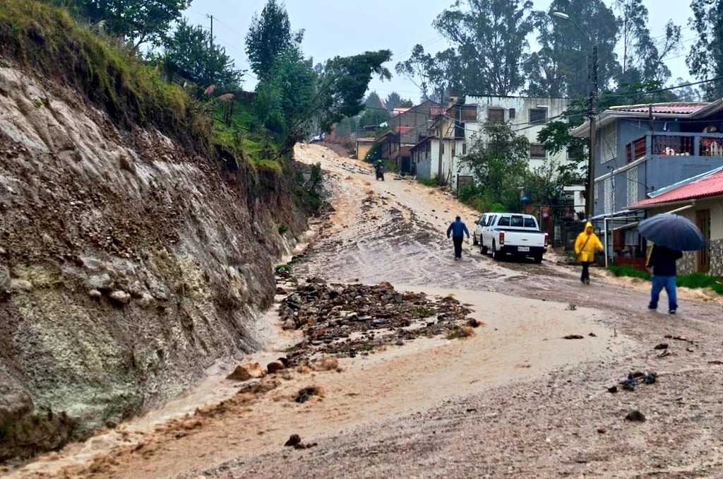 El río Tomebamba en Cuenca, provincia del Azuay, se desbordó este viernes 29 de diciembre del 2023 causando inundaciones.