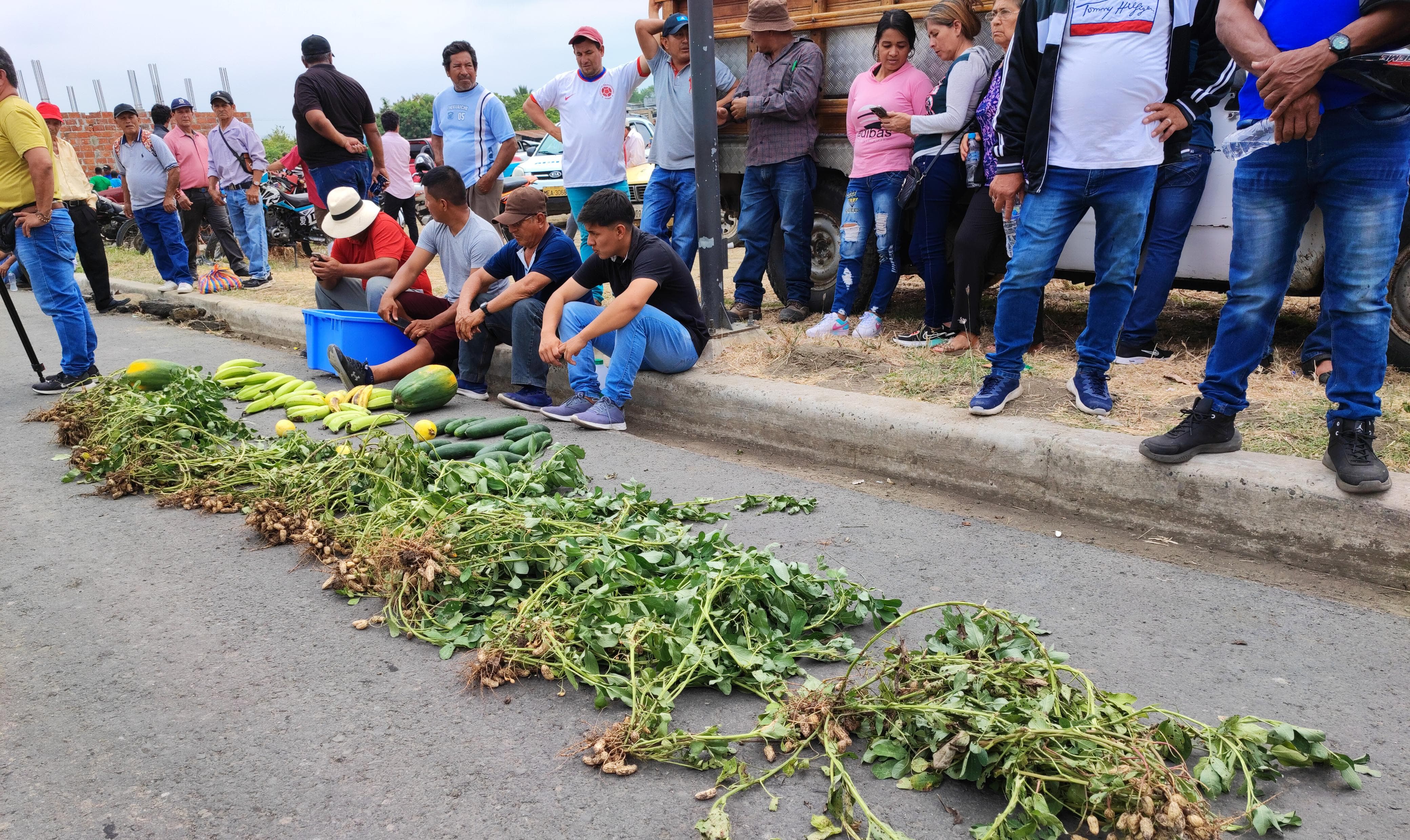 Campesinos realizan plantón en Rocafuerte para pedir acceso al agua