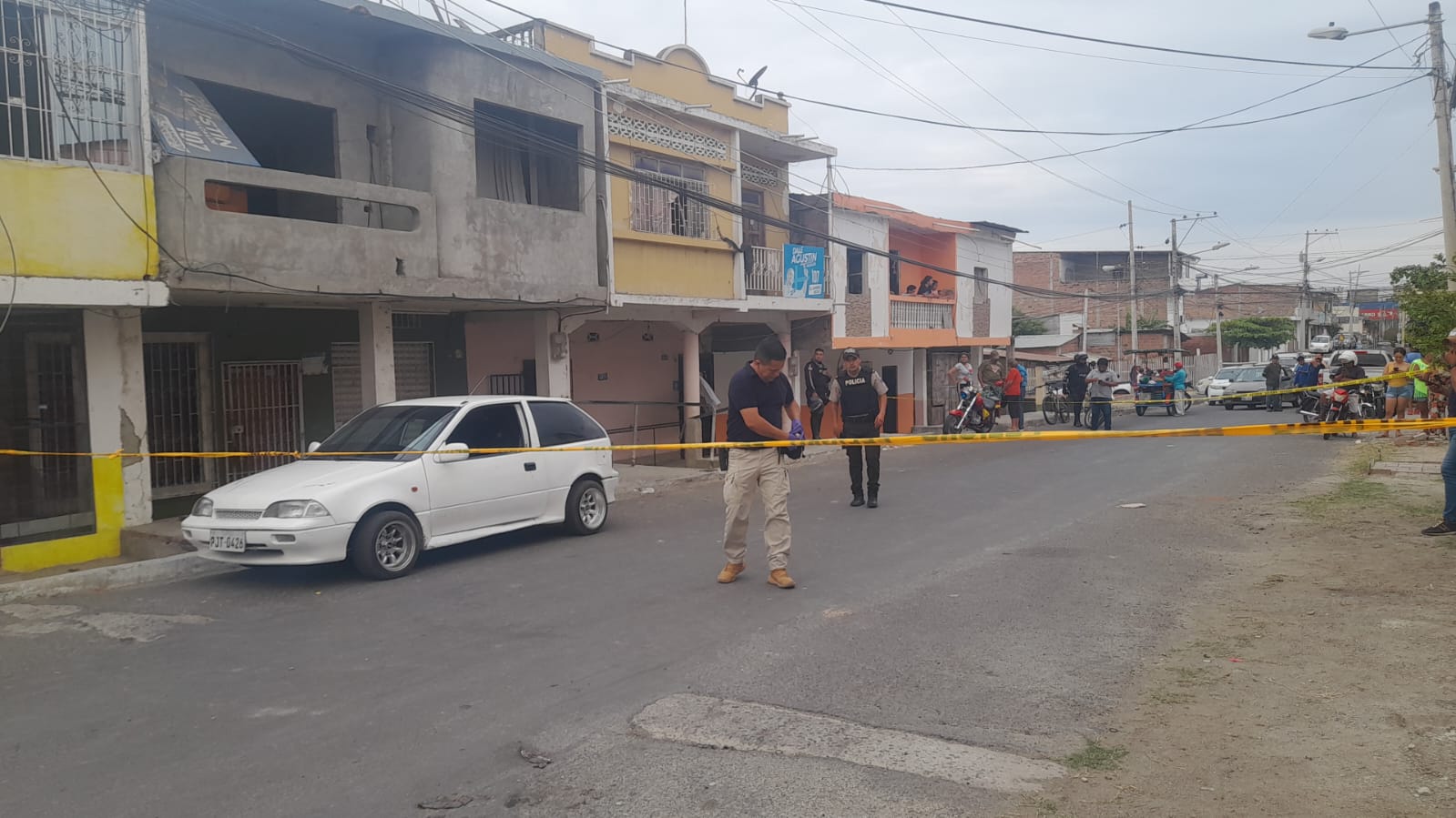 Hombre es asesinado mientras estaba en su vehículo, en el barrio La Paz