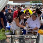 Cientos de personas participan en el delicioso festival de la morcilla en la parroquia Calderón, de Portoviejo.