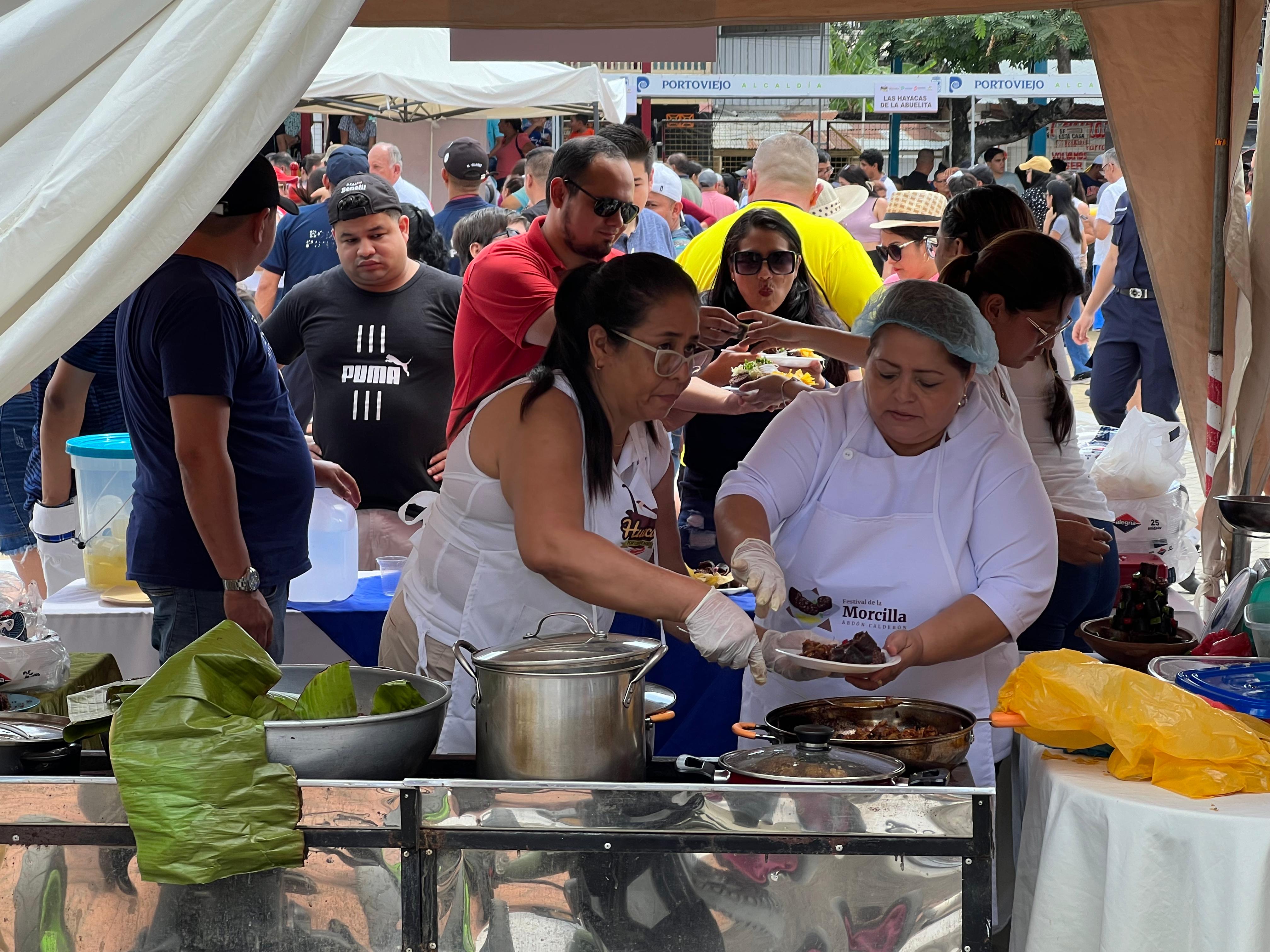 Cientos de personas participan en el delicioso festival de la morcilla en la parroquia Calderón, de Portoviejo.