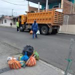 Trabajadores del Municipio de Manta paralizan servicios por falta de pago