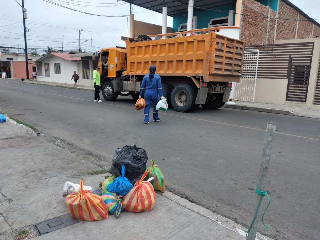 Trabajadores del Municipio de Manta paralizan servicios por falta de pago