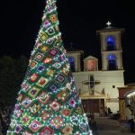Artesanas tejen árbol de navidad en México