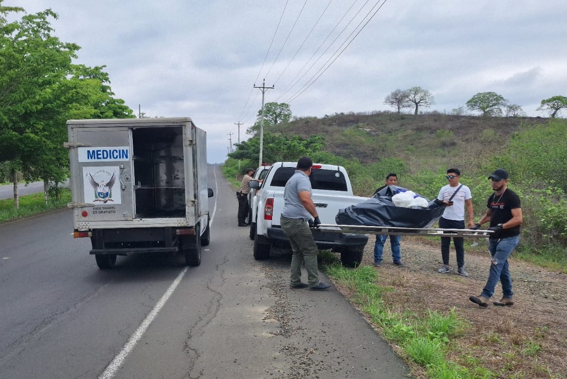 Una osamenta, que correspondería al cuerpo de una mujer, fue hallada junto a la vía Montecristi-Jipijapa, en Manabí.