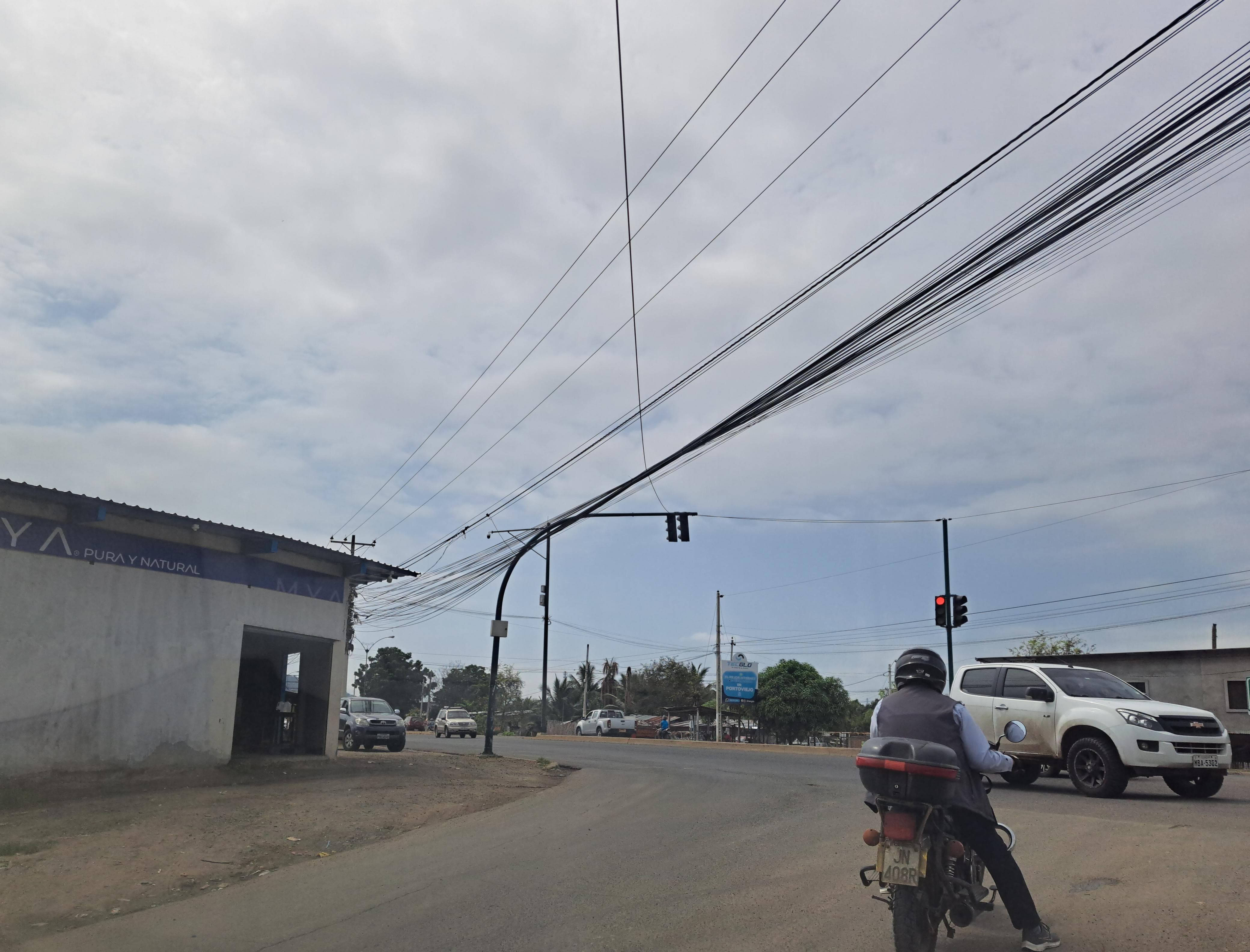 Un vendedor de jugos de coco quien a diario se ubicaba en un semáforo, en Portoviejo, lo asesinaron de varios disparos.