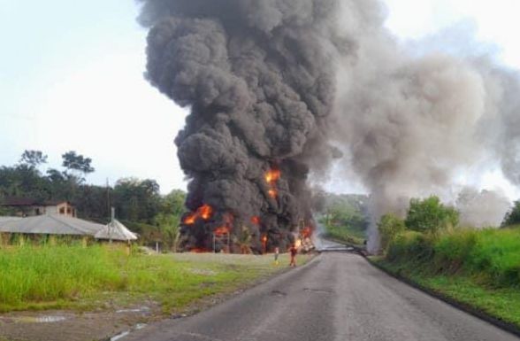 Choque de camión contra oleoducto causó incendio en Nueva Loja