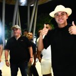 Con cerca de cuatro horas de retraso, el futbolista ecuatoriano Kendry Páez llegó al parque Las Vegas de Portoviejo.