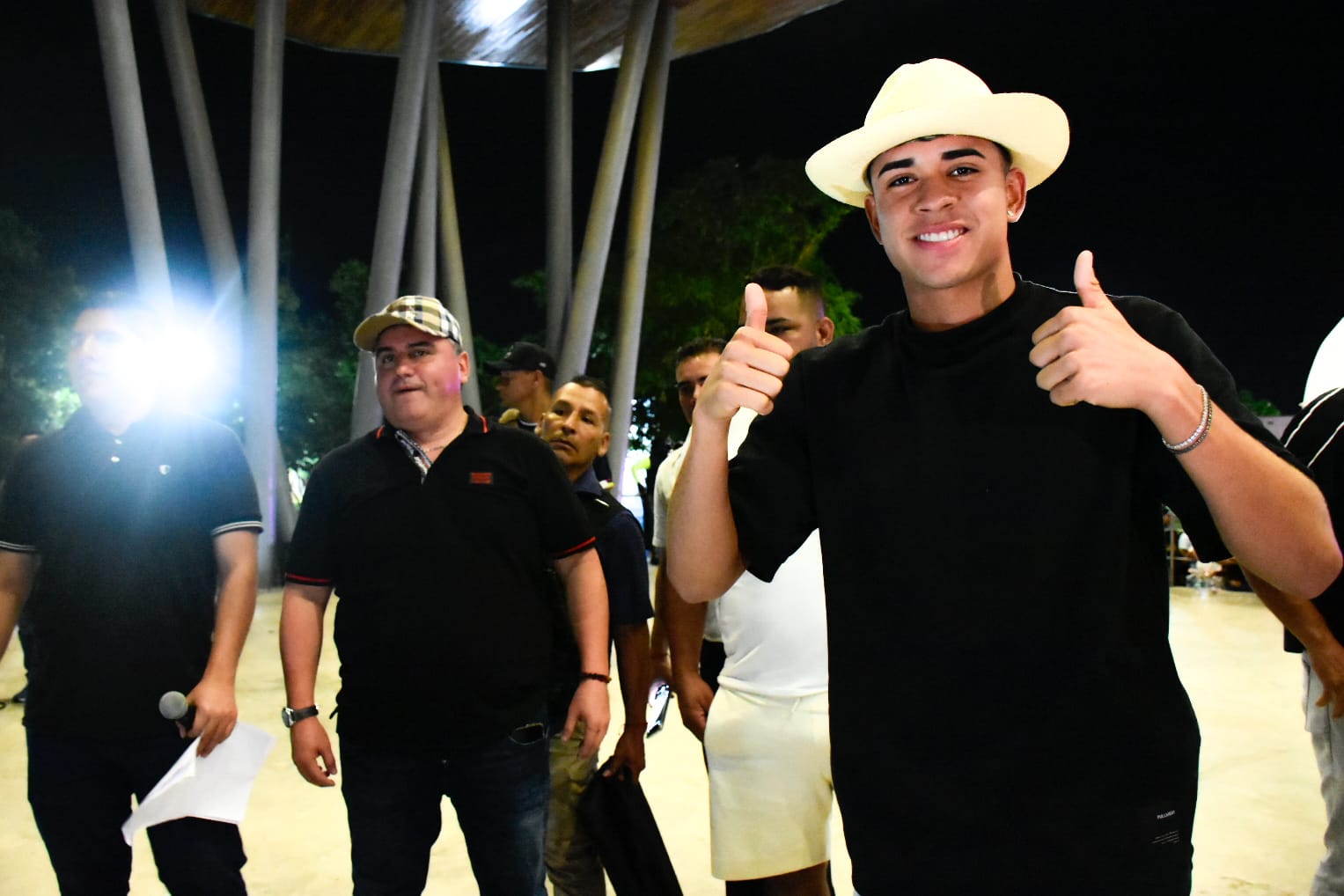 Con cerca de cuatro horas de retraso, el futbolista ecuatoriano Kendry Páez llegó al parque Las Vegas de Portoviejo.