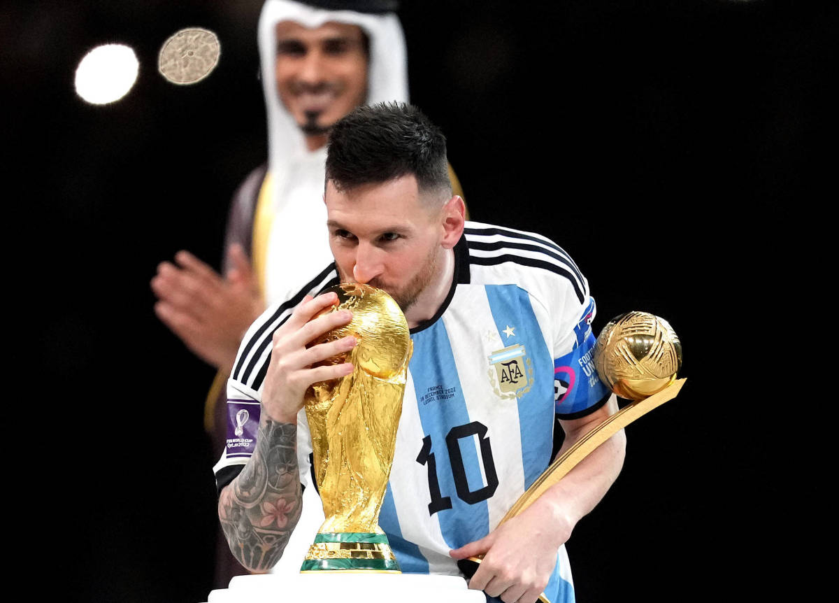 Lionel Messi besó la Copa Mundial hace un año