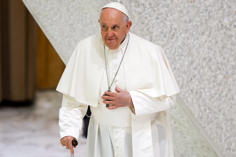 A pocas horas de la llegada de la Navidad, el papa Francisco pidió a los cristianos "no confundir la fiesta con el consumismo".