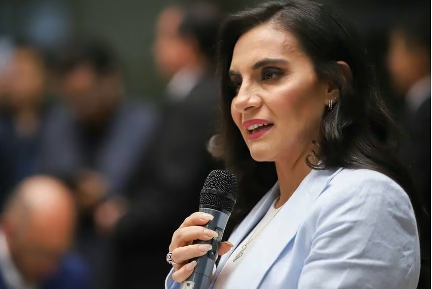La vicepresidenta de la República, Verónica Abad,  aseguró que "apoyamos la decisión de declarar conflicto armado interno".