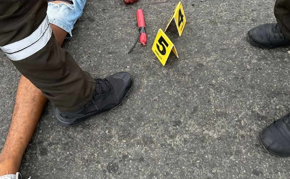 El cuerpo de un hombre armado quedó tirado en medio de la calle tras un enfrentamiento con efectivos de la Policía Nacional.