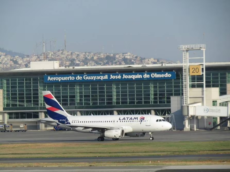 A seis personas que estaban dentro de un avión que iba a Galápagos las detuvieron agentes de la Policía, en el aeropuerto de Guayaquil.