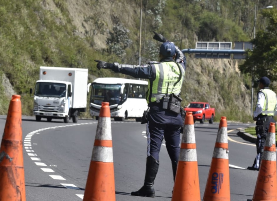 Dos agentes de tránsito están siendo investigados por el presunto robo de un vehículo, esto en la ciudad de Quito.