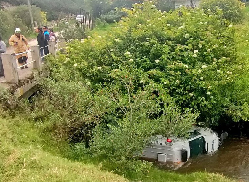Una ambulancia del IESS cayó al río Tarqui en Cuenca