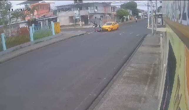 La cámara de seguridad instalada en una vivienda grabó el momento exacto del choque entre un taxi y una motocicleta.