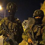 Un operativo militar en la cooperativa Santiago de Roldós, al sur de Guayaquil, dejó un fusil incautado y una mujer detenida.