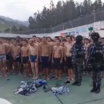 Militares y policías obligan a presos a cantar el himno nacional