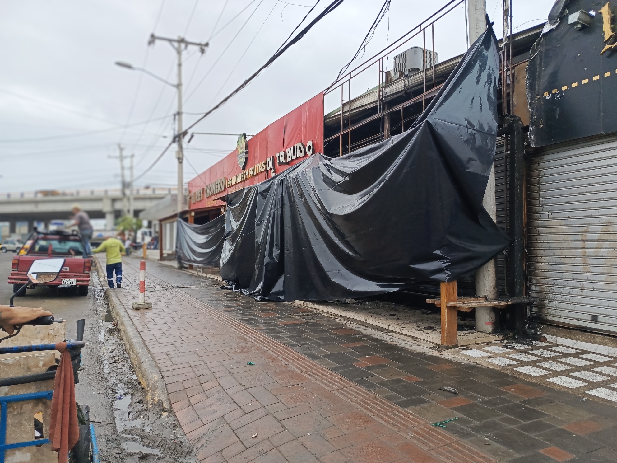 Investigan si incendio en comisariato fue provocado por 'vacunadores'