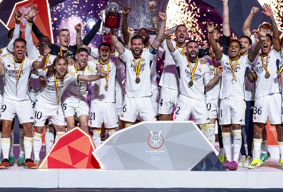 El Real Madrid obtuvo su decimotercera Supercopa de España tras golear al FC Barcelona, su eterno rival deportivo.
