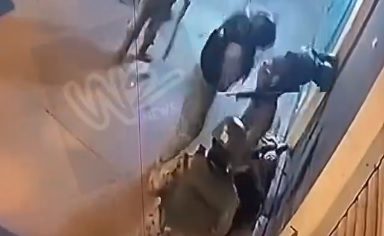Militares bajaron a delincuente subía por una pared para robar en una casa de Guayaquil