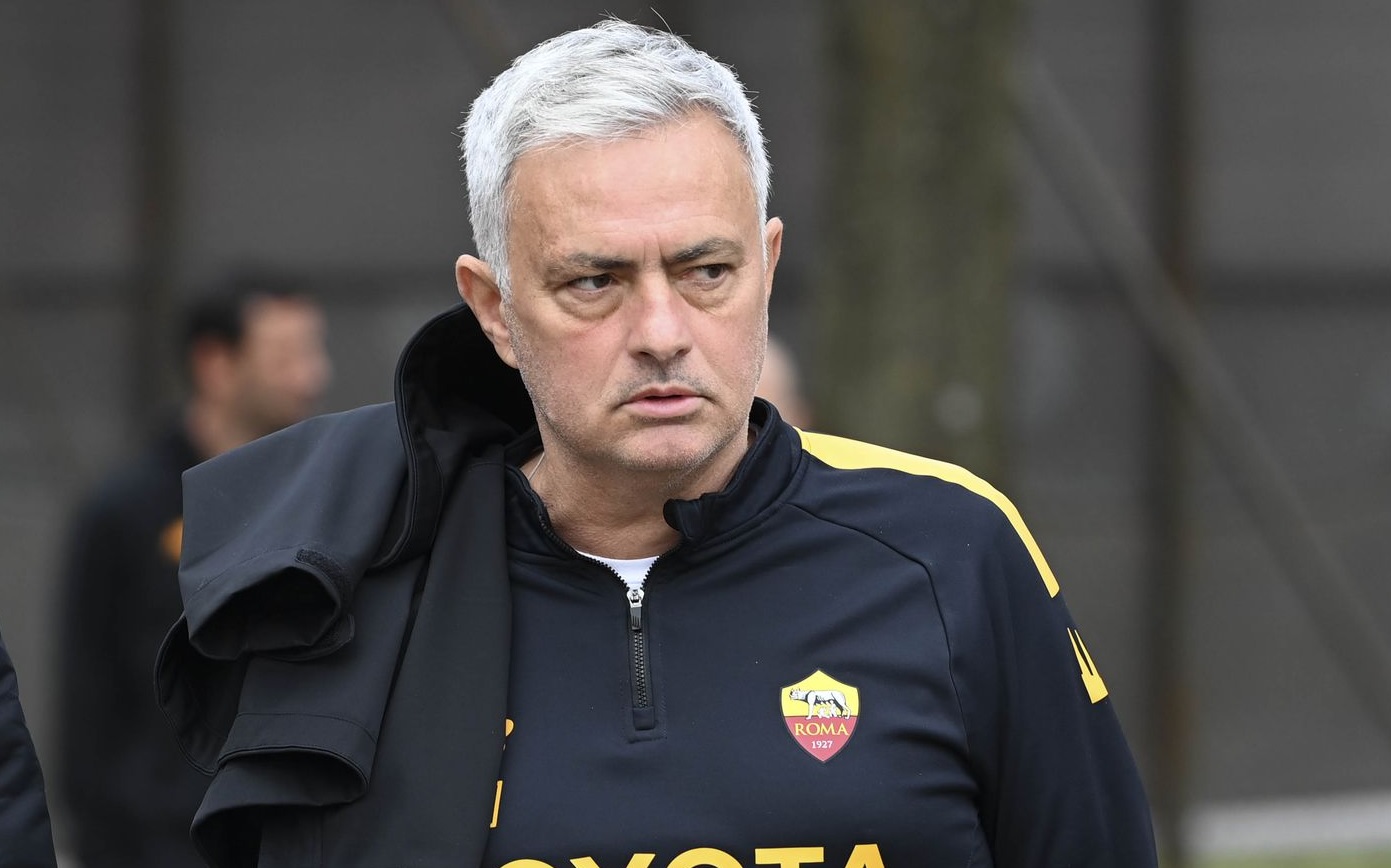 La Roma anunció que el portugués José Mourinho no seguirá siendo el entrenador del club con efecto inmediato.