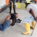 Un padre le pegó a su hijo frente a policías en Guayaquil