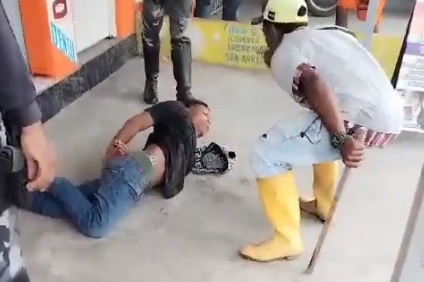 Un padre le pegó a su hijo frente a policías en Guayaquil