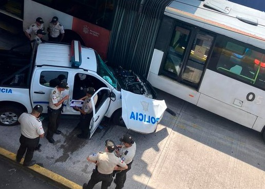 Patrullero de la Policía se estrelló contra unidad del Trolebús, en Quito