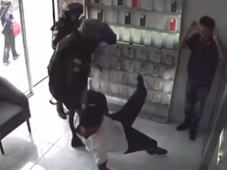 Presuntos vacunadores fueron sometidos por la Policía en un local de Guayaquil