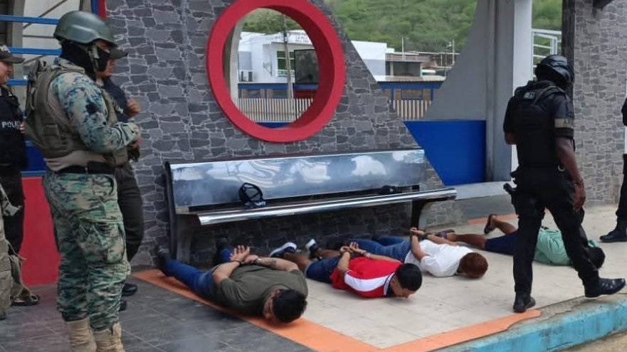 Miembros de las Fuerzas Armadas detuvieron a cuatro hombres en la parroquia La Pila, del cantón Montecristi, en Manabí.