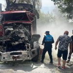 Un tráiler sin frenos protagonizó un fatal accidente de tránsito que terminó con la vida de dos personas y dejó otras tres, heridas.