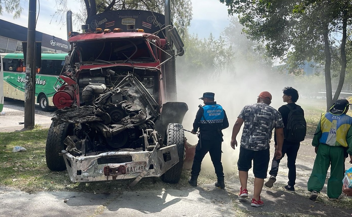 Un tráiler sin frenos protagonizó un fatal accidente de tránsito que terminó con la vida de dos personas y dejó otras tres, heridas.