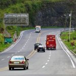 Un tramo de la vía 'Paralelo Cero', que une La Concordia con El Carmen colapsó y no hay paso al tránsito vehicular.