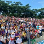 Ciudadanos esperan la llegada del presidente Noboa en el parque Las Vegas de Portoviejo