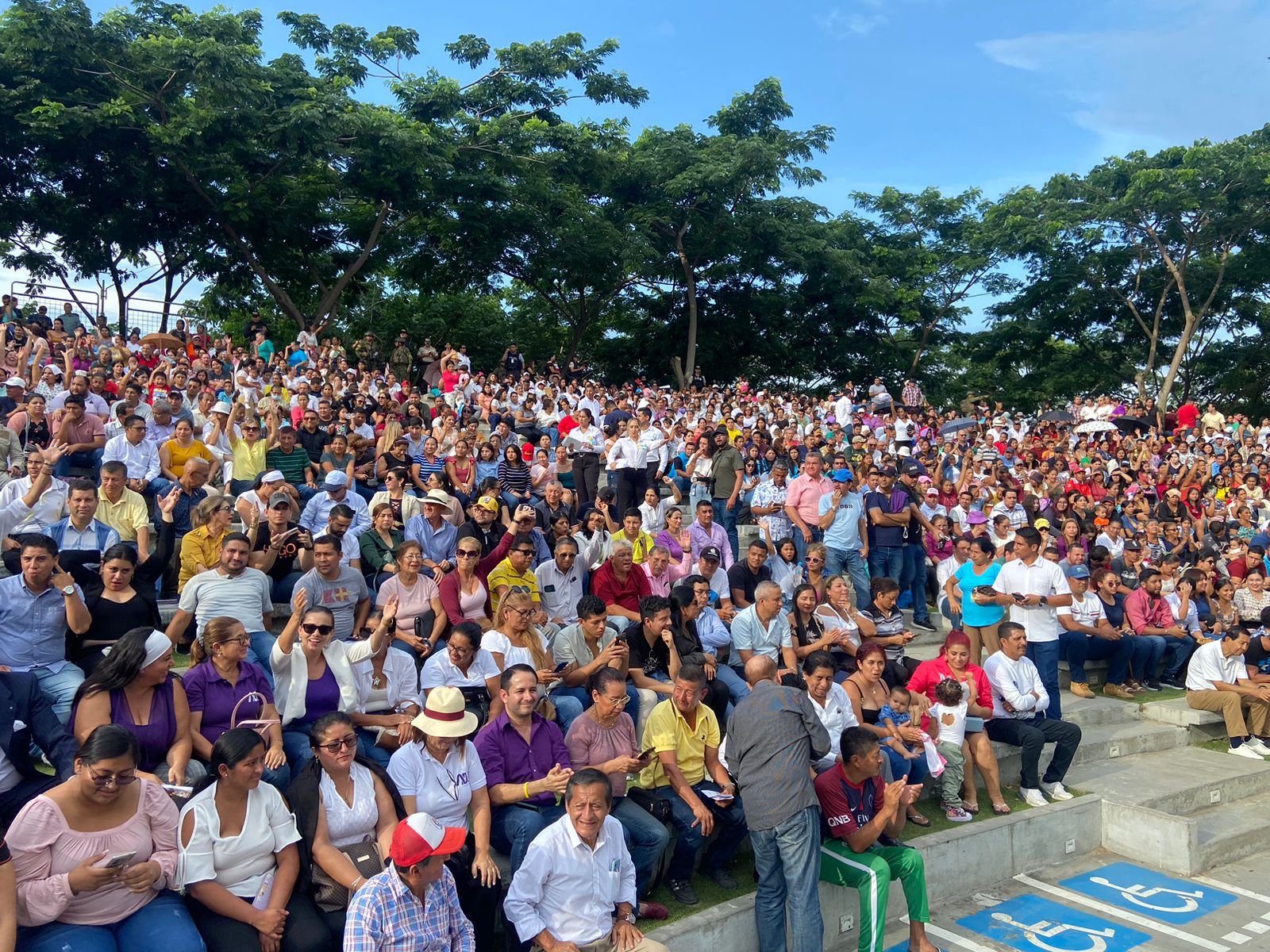 Ciudadanos esperan la llegada del presidente Noboa en el parque Las Vegas de Portoviejo