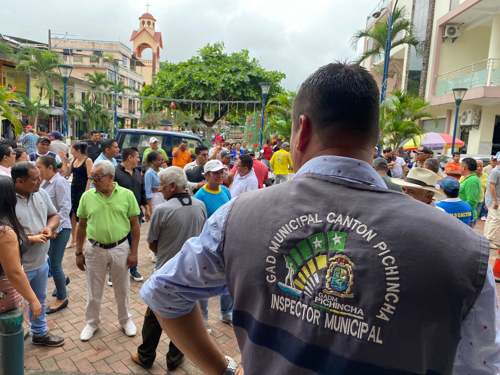 Representantes del Sindicato de Trabajadores del Municipio de Pichincha, en Manabí, exigen el pago de sueldos atrasados desde hace tres meses.