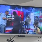 Hombres armados con pistolas, carabinas y hasta machetes ingresaron a las instalaciones de TC Televisión en Guayaquil y amedrentaron a periodistas, trabajadores y demás.