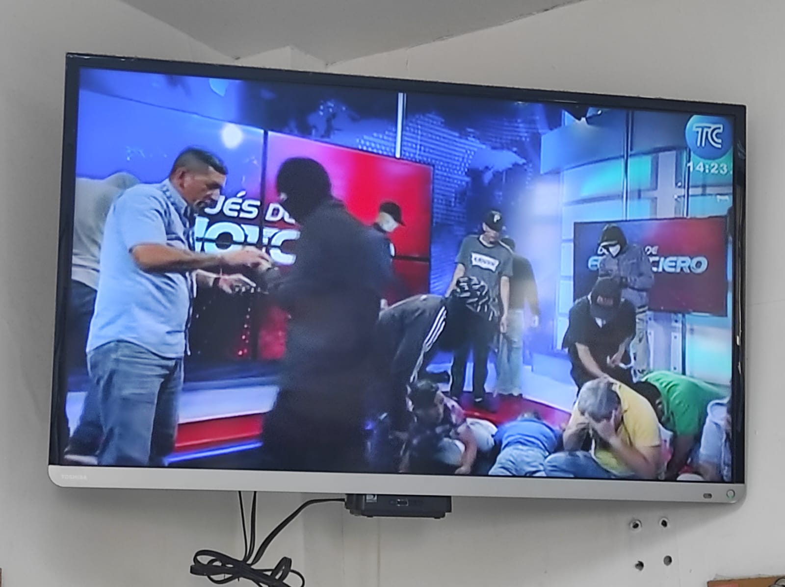 Hombres armados con pistolas, carabinas y hasta machetes ingresaron a las instalaciones de TC Televisión en Guayaquil y amedrentaron a periodistas, trabajadores y demás.