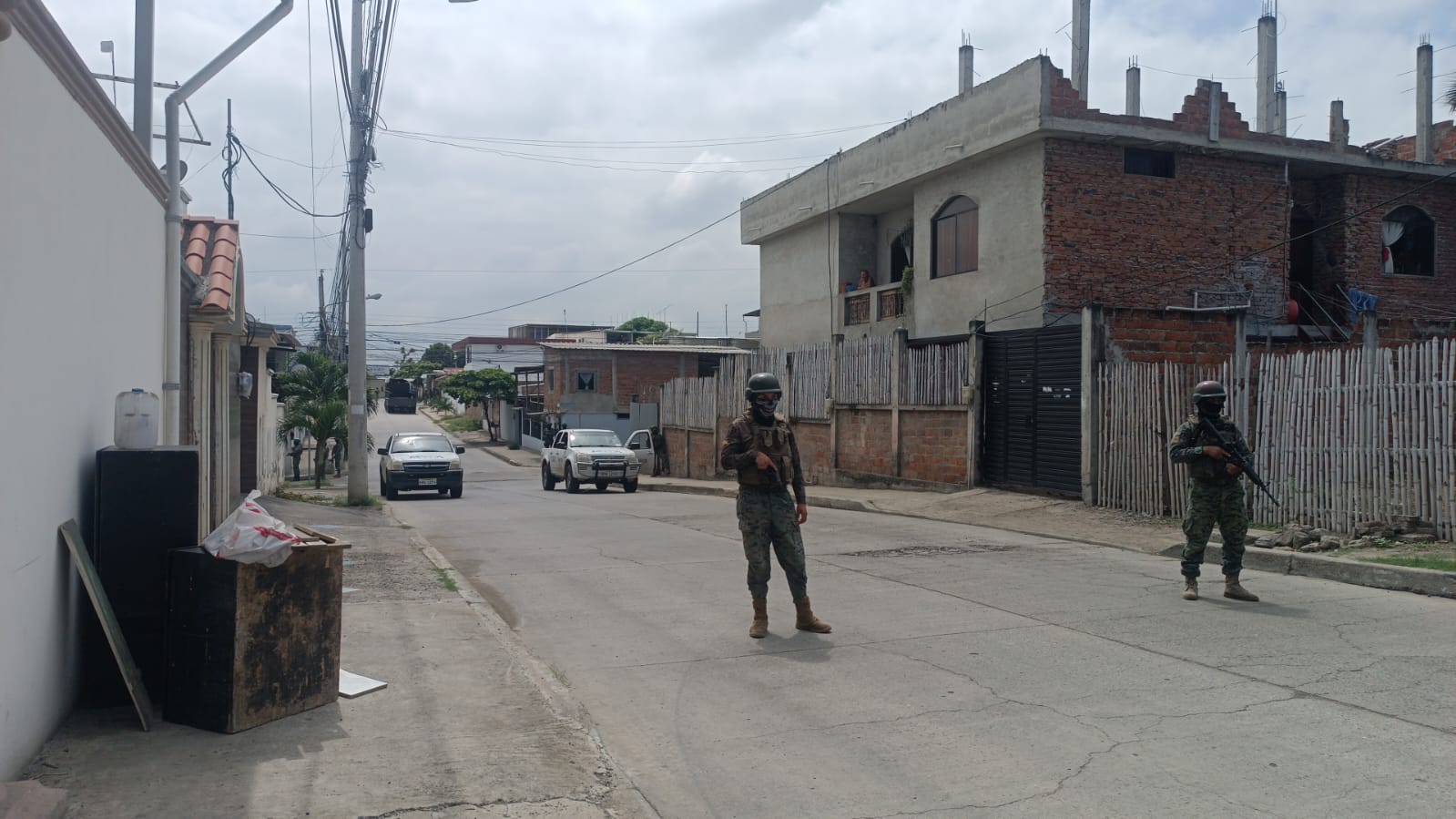 Policías y militares realizaron un operativo combinado en el barrio San Agustín, de Manta, este sábado 13 de enero del 2024.