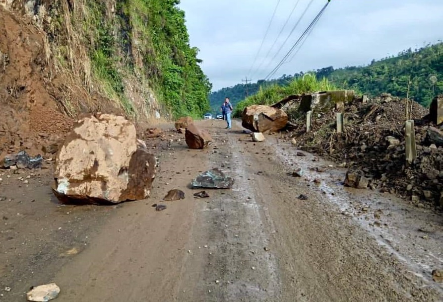 La vía Alóag-Santo Domingo seguirá cerrada al tránsito vehicular tras culminar los trabajos de limpieza en el kilómetro 83.